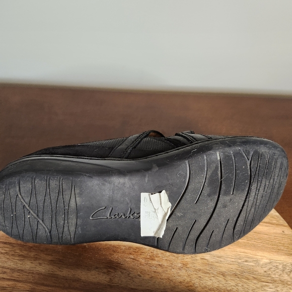Size 7 Clarks shoes - Picture 4 of 6